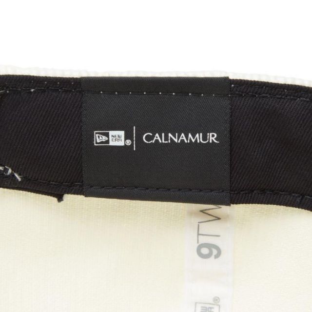 9TWENTY CALNAMUR カルナムール マイクロコーデュロイ コラボ ロゴ キャップ 帽子 ニューエラ NEW ERA 藤田ニコル にこるん フリーサイズ サイズ調整可能 ウィメンズ レディース ウォルナット クローム 14349037 / 14349036 (241011)
