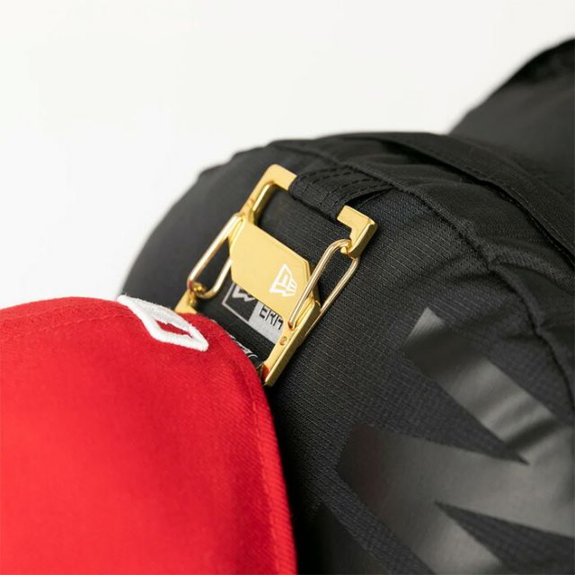 ニューエラ キャリアパック 35L ライトウェイト プリントロゴ ブラック × ブラック NEWERA CARRIER PACK 150D NE LOGO バックパック リュック バック キャリアパック 通勤 通学 PC収納 アウトドア ブラック (2503)