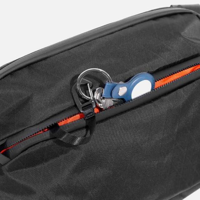 エアー スリングバッグ AER (29038) DAY SLING 3 MAX X-PAC BLK ボディバッグ ショルダーバッグ Aer ボディバッグ メンズ 人気 防水 タブレット収納 軽量 撥水 旅行用 パスポート収納(240305)