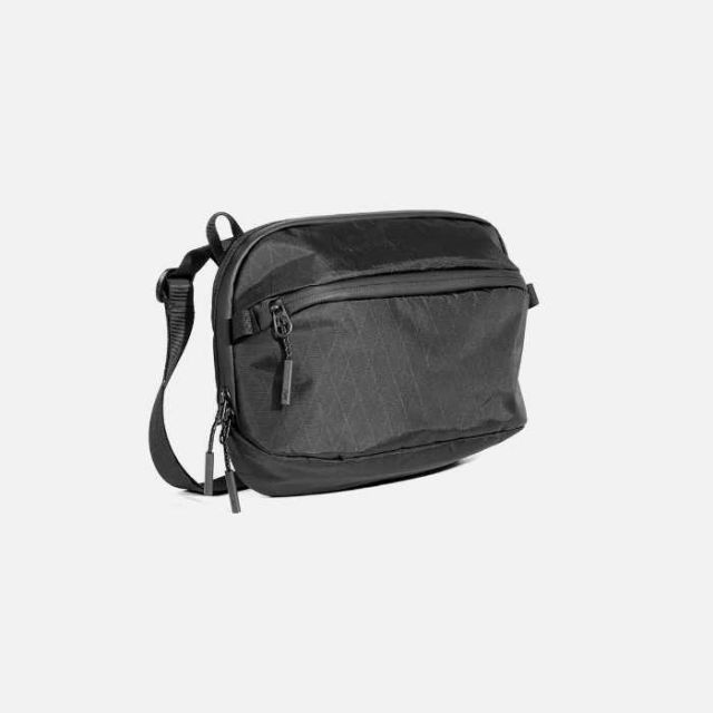 エアー スリングバッグ AER (29038) DAY SLING 3 MAX X-PAC BLK ボディバッグ ショルダーバッグ Aer ボディバッグ メンズ 人気 防水 タブレット収納 軽量 撥水 旅行用 パスポート収納(240305)