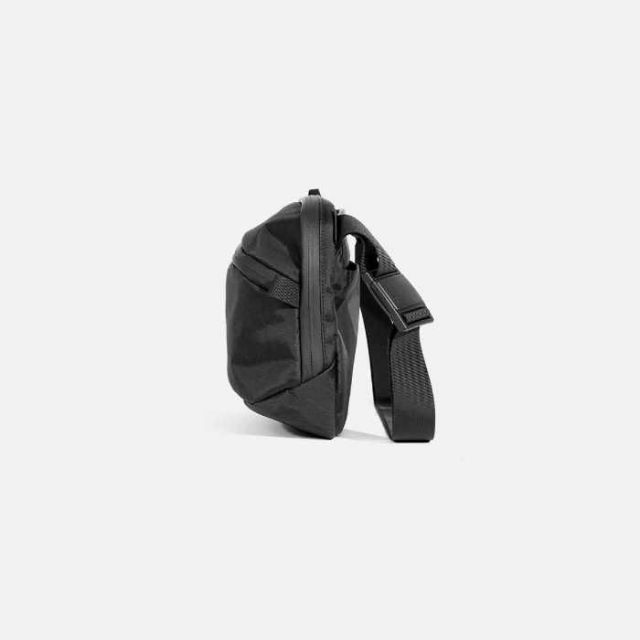 エアー スリングバッグ AER (29038) DAY SLING 3 MAX X-PAC BLK ボディバッグ ショルダーバッグ Aer ボディバッグ メンズ 人気 防水 タブレット収納 軽量 撥水 旅行用 パスポート収納(240305)