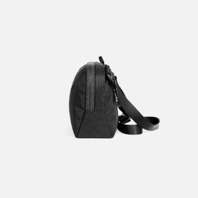 エアー スリングバッグ AER (61003) PRO SLING BLK ボディバッグ ショルダー 横型 レジャー メンズ レディースバッグ 小さい 小さめ 軽量 軽い 斜めがけ  (240402)