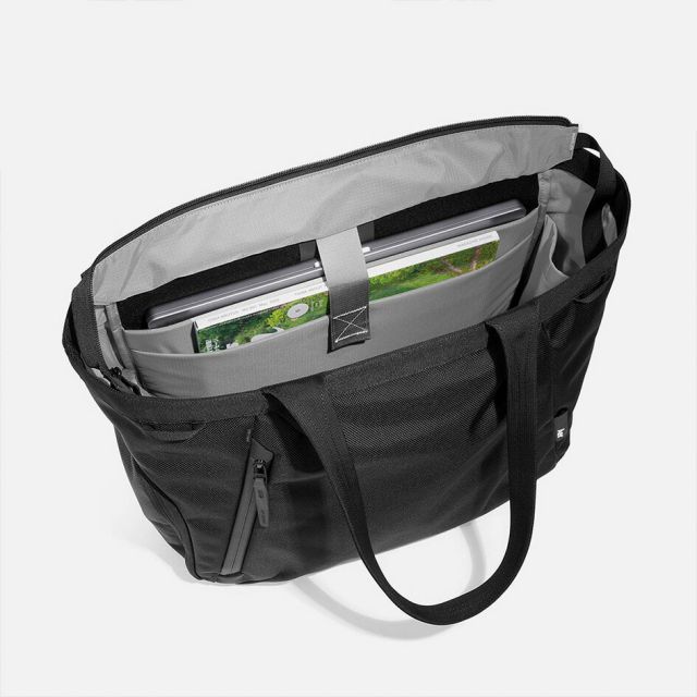 エアー AER ジムトート 22L シューズ収納・PCポケット搭載 1680D コーデュラ採用 トートバッグ Black ユニセックス 11018 ACTIVE GYM TOTE 2 通勤 通学 フィットネス 出張 軽量 (250912)