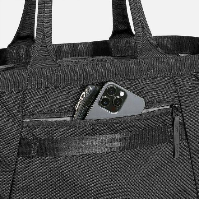 エアー AER ジムトート 22L シューズ収納・PCポケット搭載 1680D コーデュラ採用 トートバッグ Black ユニセックス 11018 ACTIVE GYM TOTE 2 通勤 通学 フィットネス 出張 軽量 (250912)
