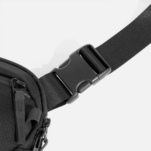 エアー デイスリング4 AER Day Sling 4 スリングバッグ ショルダーバッグ メンズ ボディバッグ ガジェット収納 ガジェットポーチ コンパクト 軽量 撥水 通勤 旅行 カフェ作業 2ちょい外出 ノマド ミニマリスト 1072 DAY SLING 4 BLK Q
