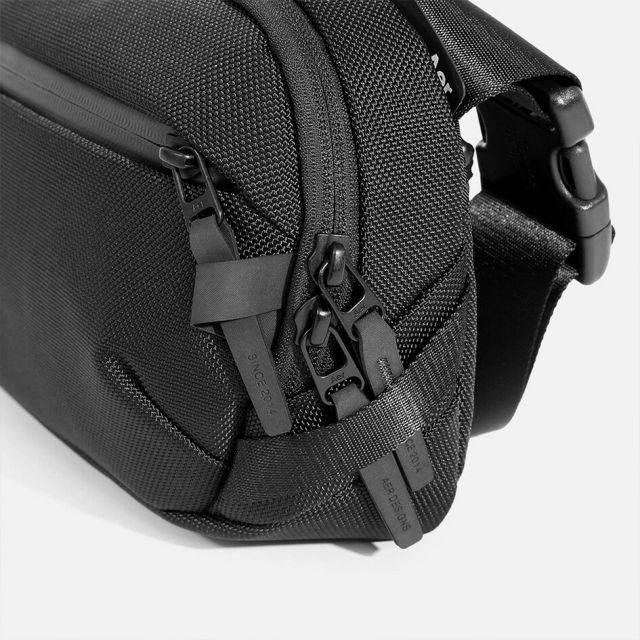 エアー デイスリング4 AER Day Sling 4 スリングバッグ ショルダーバッグ メンズ ボディバッグ ガジェット収納 ガジェットポーチ コンパクト 軽量 撥水 通勤 旅行 カフェ作業 2ちょい外出 ノマド ミニマリスト 1072 DAY SLING 4 BLK Q