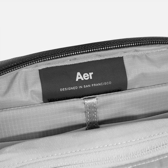 エアー デイスリング4 AER Day Sling 4 スリングバッグ ショルダーバッグ メンズ ボディバッグ ガジェット収納 ガジェットポーチ コンパクト 軽量 撥水 通勤 旅行 カフェ作業 2ちょい外出 ノマド ミニマリスト 1072 DAY SLING 4 BLK Q
