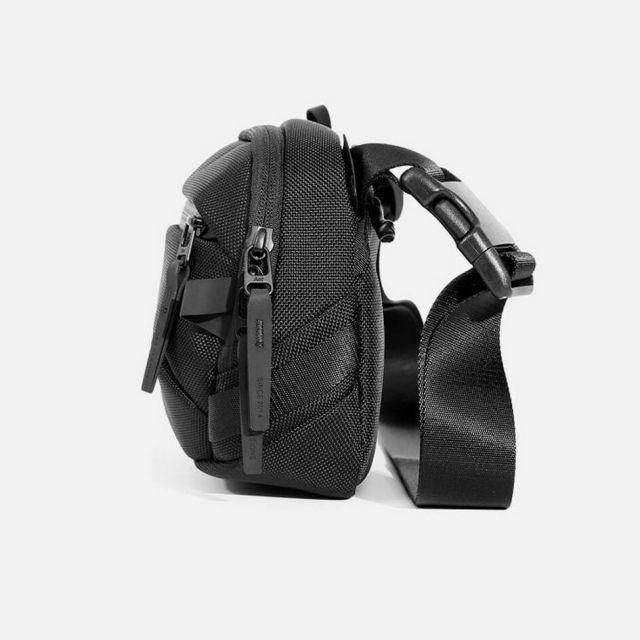 エアー デイスリング4 AER Day Sling 4 スリングバッグ ショルダーバッグ メンズ ボディバッグ ガジェット収納 ガジェットポーチ コンパクト 軽量 撥水 通勤 旅行 カフェ作業 2ちょい外出 ノマド ミニマリスト 1072 DAY SLING 4 BLK Q