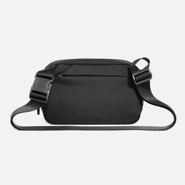 エアー デイスリング4 AER Day Sling 4 スリングバッグ ショルダーバッグ メンズ ボディバッグ ガジェット収納 ガジェットポーチ コンパクト 軽量 撥水 通勤 旅行 カフェ作業 2ちょい外出 ノマド ミニマリスト 1072 DAY SLING 4 BLK Q