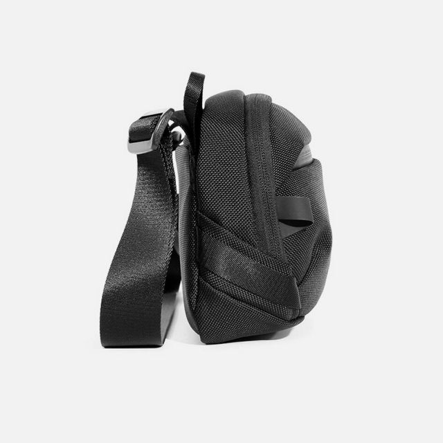 エアー デイスリング4 AER Day Sling 4 スリングバッグ ショルダーバッグ メンズ ボディバッグ ガジェット収納 ガジェットポーチ コンパクト 軽量 撥水 通勤 旅行 カフェ作業 2ちょい外出 ノマド ミニマリスト 1072 DAY SLING 4 BLK Q