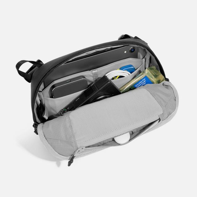 エアー デイスリング4 AER Day Sling 4 スリングバッグ ショルダーバッグ メンズ ボディバッグ ガジェット収納 ガジェットポーチ コンパクト 軽量 撥水 通勤 旅行 カフェ作業 2ちょい外出 ノマド ミニマリスト 1072 DAY SLING 4 BLK Q