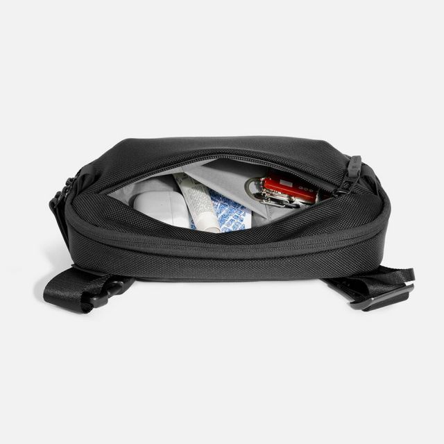 エアー デイスリング4 AER Day Sling 4 スリングバッグ ショルダーバッグ メンズ ボディバッグ ガジェット収納 ガジェットポーチ コンパクト 軽量 撥水 通勤 旅行 カフェ作業 2ちょい外出 ノマド ミニマリスト 1072 DAY SLING 4 BLK Q
