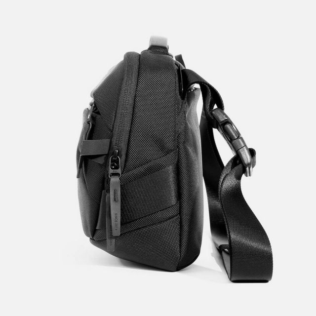 エアー デイスリング4マックス AER-21074 スリングバッグ ショルダーバッグ 6L 旅行 デイリーユース タブレット収納 Aer Day Sling 4 Max