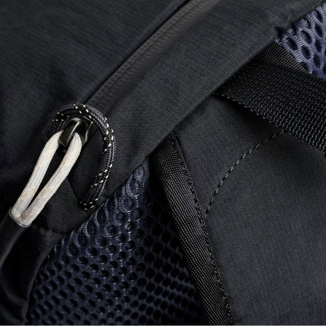 ベルロイ BELLROY LITE DAYPACK 20L BLACK ベルロイ ライト デイパック 軽量 リュック 撥水 ナイロン 20L メンズ レディース 通勤 通学 旅行 トラベルバッグ 自転車対応 ブラック 折りたたみ収納可能 (250904)