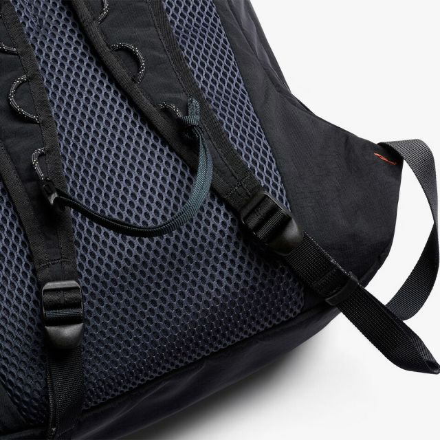 ベルロイ BELLROY LITE DAYPACK 20L BLACK ベルロイ ライト デイパック 軽量 リュック 撥水 ナイロン 20L メンズ レディース 通勤 通学 旅行 トラベルバッグ 自転車対応 ブラック 折りたたみ収納可能 (250904)