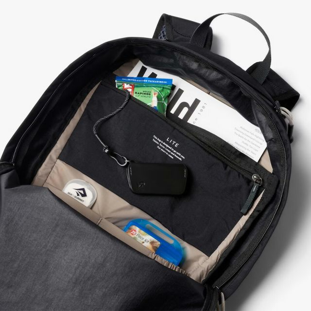 ベルロイ BELLROY LITE DAYPACK 20L BLACK ベルロイ ライト デイパック 軽量 リュック 撥水 ナイロン 20L メンズ レディース 通勤 通学 旅行 トラベルバッグ 自転車対応 ブラック 折りたたみ収納可能 (250904)