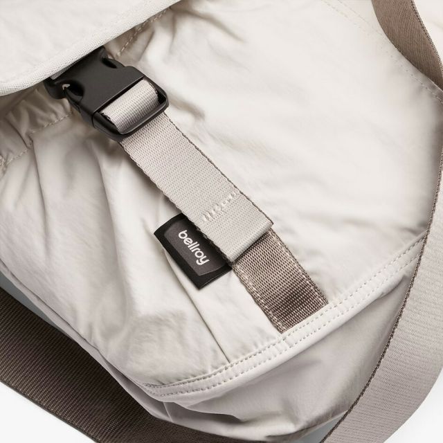 ベルロイ BELLROY CINCH MESSENGER BAG  ベルロイ シンチ メッセンジャー ショルダーバッグ 軽量 防水 撥水 リサイクル素材 ノートPC収納 14インチ対応 クロスボディ 通勤 通学 メンズ レディース 通勤 カフェワーク (250904)