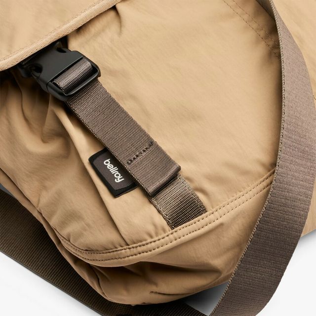 ベルロイ BELLROY CINCH MESSENGER BAG  ベルロイ シンチ メッセンジャー ショルダーバッグ 軽量 防水 撥水 リサイクル素材 ノートPC収納 14インチ対応 クロスボディ 通勤 通学 メンズ レディース 通勤 カフェワーク (250904)