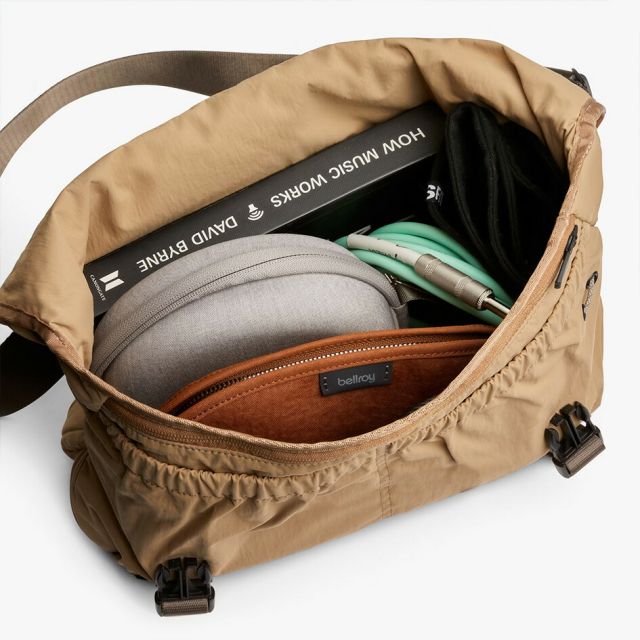 ベルロイ BELLROY CINCH MESSENGER BAG  ベルロイ シンチ メッセンジャー ショルダーバッグ 軽量 防水 撥水 リサイクル素材 ノートPC収納 14インチ対応 クロスボディ 通勤 通学 メンズ レディース 通勤 カフェワーク (250904)