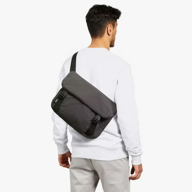 ベルロイ BELLROY CINCH MESSENGER BAG  ベルロイ シンチ メッセンジャー ショルダーバッグ 軽量 防水 撥水 リサイクル素材 ノートPC収納 14インチ対応 クロスボディ 通勤 通学 メンズ レディース 通勤 カフェワーク (250904)