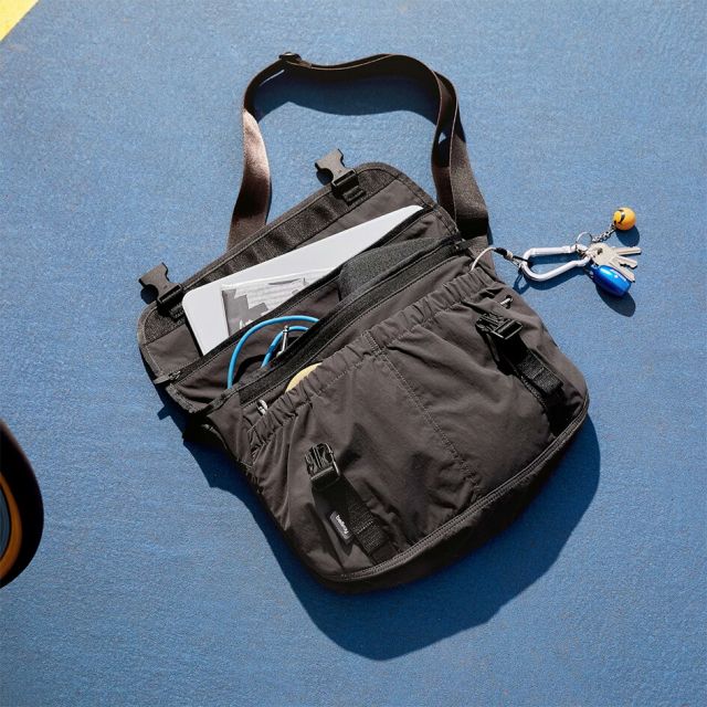 ベルロイ BELLROY CINCH MESSENGER BAG  ベルロイ シンチ メッセンジャー ショルダーバッグ 軽量 防水 撥水 リサイクル素材 ノートPC収納 14インチ対応 クロスボディ 通勤 通学 メンズ レディース 通勤 カフェワーク (250904)