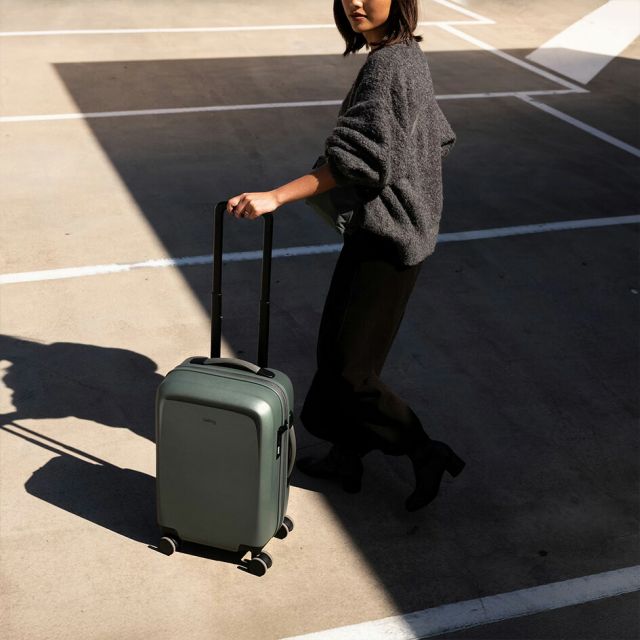 ベルロイ BELLROY TRANSIT CARRY ON ベルロイ トランジット キャリーオン キャリーバッグ スーツケース 機内持ち込み ハードシェル 41L 静音キャスター 耐久性 軽量 旅行 出張 TSAロック (250904)