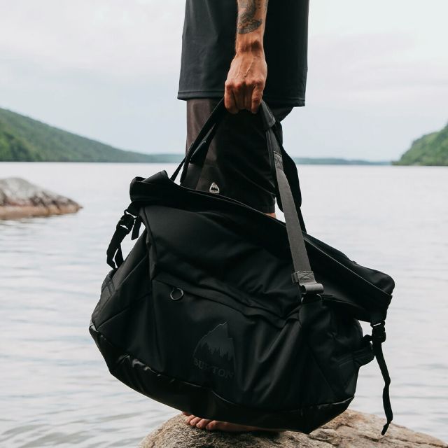 バートン BURTON 205711 MULTIPATH 60L DFFL エクスパンダブル ダッフルバッグ W26JP-205711 バックパック ストラップ付き トラベル バッグ 防水 撥水 耐久 旅行 週末 アウトドア bluesign認証 収納拡張 メンズ レディース (250930)