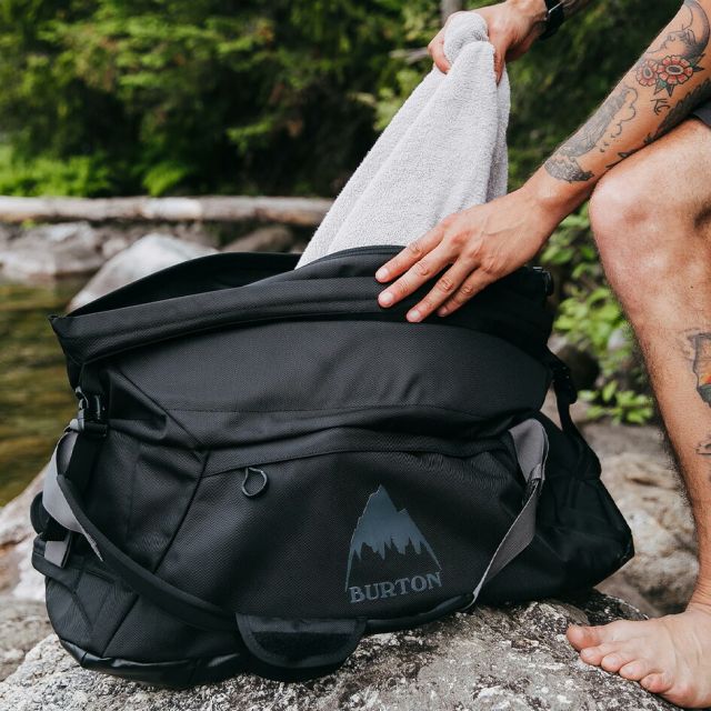 バートン BURTON 205711 MULTIPATH 60L DFFL エクスパンダブル ダッフルバッグ W26JP-205711 バックパック ストラップ付き トラベル バッグ 防水 撥水 耐久 旅行 週末 アウトドア bluesign認証 収納拡張 メンズ レディース (250930)