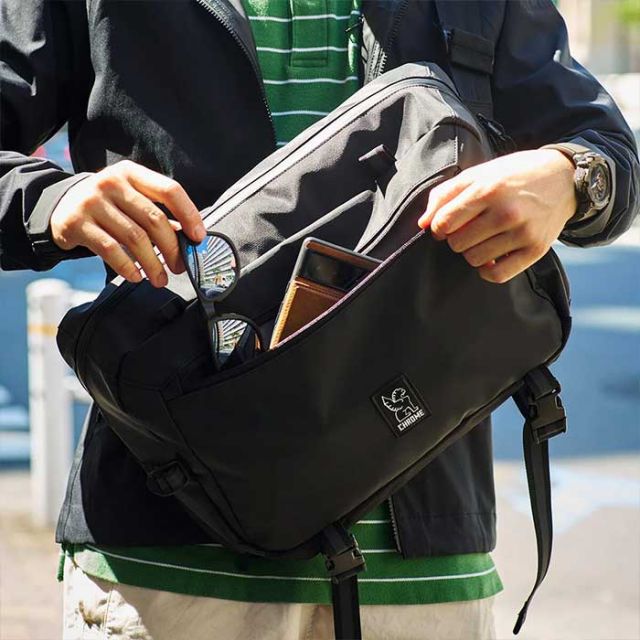 クローム ショルダーバッグ chrome BG351 KADET MAX 15L カデット マックス 耐水 PCスリーブ ブラック メンズ レディース ユニセックス 通勤 通学 自転車 (240829)