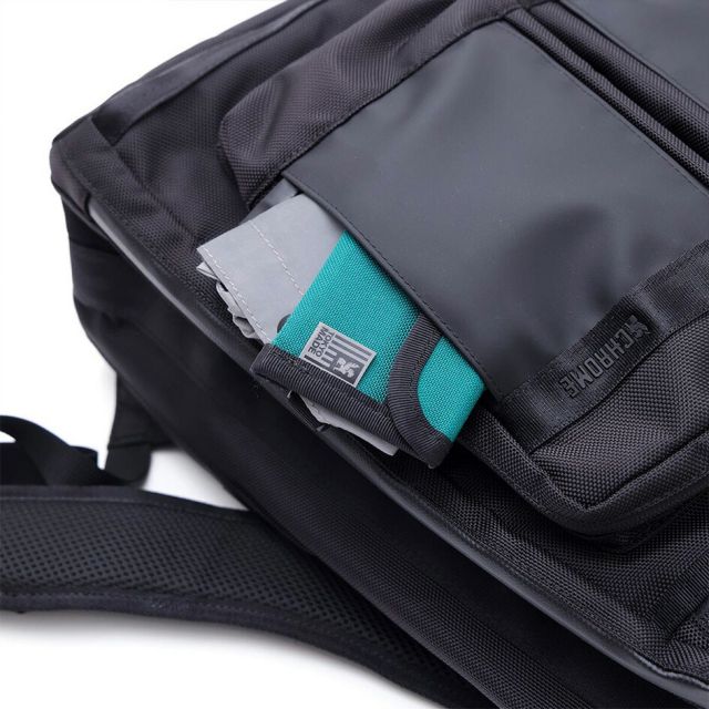 クローム アクセル デイパック ミディアム CHROME AXCEL DAYPACK MD 防水ポケット搭載 26L ビジネスリュック PC収納 MacBook Air 15インチ対応 大容量 通勤 出張 旅行 BJ019 CHROME BJ019 AXCEL DAYPACK MD (250929)