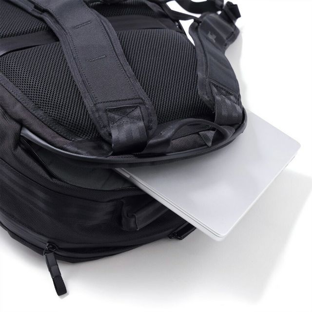 クローム アクセル デイパック ミディアム CHROME AXCEL DAYPACK MD 防水ポケット搭載 26L ビジネスリュック PC収納 MacBook Air 15インチ対応 大容量 通勤 出張 旅行 BJ019 CHROME BJ019 AXCEL DAYPACK MD (250929)