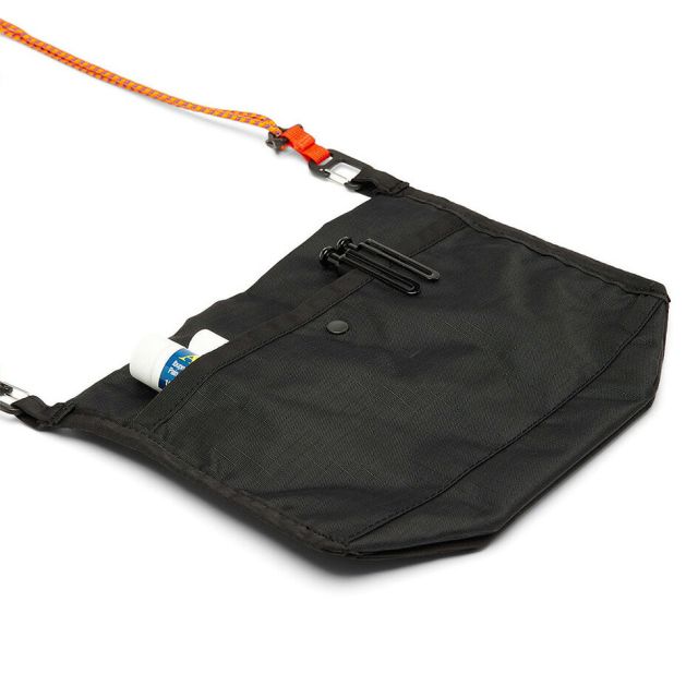 コトパクシ リスタ 2L ライトウェイト クロスボディバッグ カダディア ブラック Cotopaxi Lista Crossbody Bag リサイクルナイロン カラビナフック ショルダーバッグ 軽量 アウトドア 旅行 デイリー フェス 420170 420170 LISTA 2L LIWHT CROSSBODY CADA  メール便