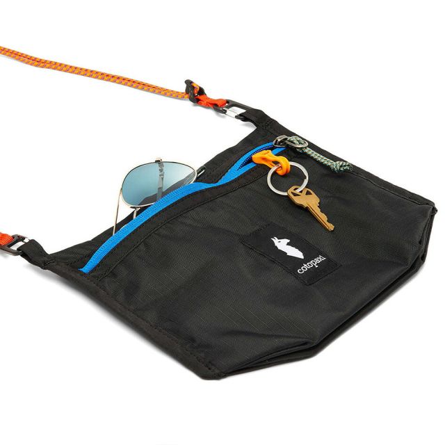 コトパクシ リスタ 2L ライトウェイト クロスボディバッグ カダディア ブラック Cotopaxi Lista Crossbody Bag リサイクルナイロン カラビナフック ショルダーバッグ 軽量 アウトドア 旅行 デイリー フェス 420170 420170 LISTA 2L LIWHT CROSSBODY CADA  メール便