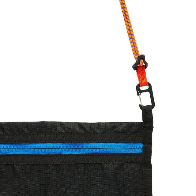 コトパクシ リスタ 2L ライトウェイト クロスボディバッグ カダディア ブラック Cotopaxi Lista Crossbody Bag リサイクルナイロン カラビナフック ショルダーバッグ 軽量 アウトドア 旅行 デイリー フェス 420170 420170 LISTA 2L LIWHT CROSSBODY CADA  メール便