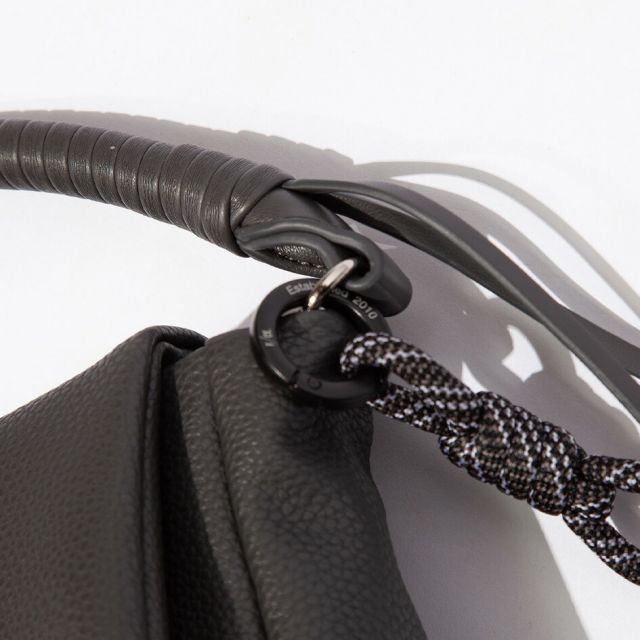 エフシーイー FCE TECH LEATHER MINI POUCH エフシーイー テックレザーミニポーチ FEL37252B0001 エコテックレザー 2WAY仕様 脱着式 高級感 レザー紐ハンドル コンパクト収納 軽量 耐久性 型崩れしにくいミニバッグ  (20250818)