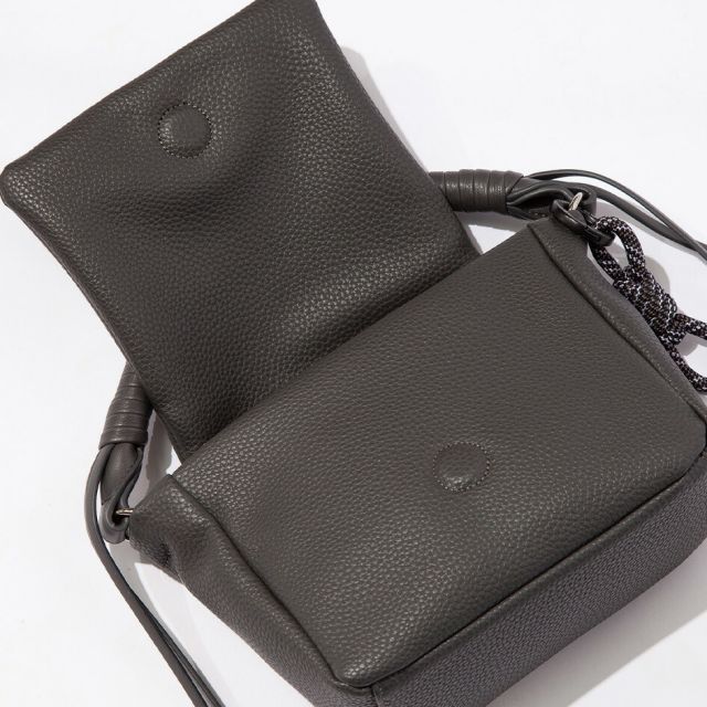 エフシーイー FCE TECH LEATHER MINI POUCH エフシーイー テックレザーミニポーチ FEL37252B0001 エコテックレザー 2WAY仕様 脱着式 高級感 レザー紐ハンドル コンパクト収納 軽量 耐久性 型崩れしにくいミニバッグ  (20250818)