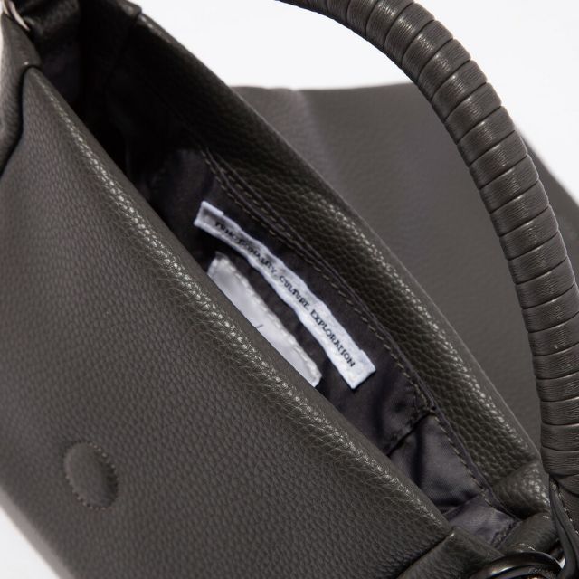 エフシーイー FCE TECH LEATHER MINI POUCH エフシーイー テックレザーミニポーチ FEL37252B0001 エコテックレザー 2WAY仕様 脱着式 高級感 レザー紐ハンドル コンパクト収納 軽量 耐久性 型崩れしにくいミニバッグ  (20250818)