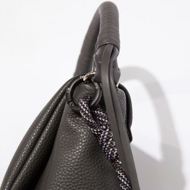 エフシーイー FCE TECH LEATHER MINI POUCH エフシーイー テックレザーミニポーチ FEL37252B0001 エコテックレザー 2WAY仕様 脱着式 高級感 レザー紐ハンドル コンパクト収納 軽量 耐久性 型崩れしにくいミニバッグ  (20250818)