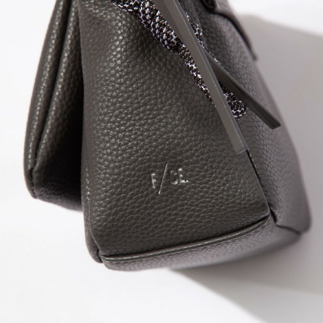 エフシーイー FCE TECH LEATHER MINI POUCH エフシーイー テックレザーミニポーチ FEL37252B0001 エコテックレザー 2WAY仕様 脱着式 高級感 レザー紐ハンドル コンパクト収納 軽量 耐久性 型崩れしにくいミニバッグ  (20250818)