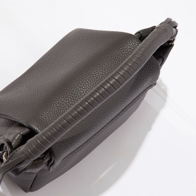 エフシーイー FCE TECH LEATHER MINI POUCH エフシーイー テックレザーミニポーチ FEL37252B0001 エコテックレザー 2WAY仕様 脱着式 高級感 レザー紐ハンドル コンパクト収納 軽量 耐久性 型崩れしにくいミニバッグ  (20250818)
