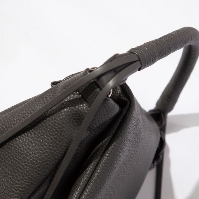 エフシーイー FCE TECH LEATHER MINI POUCH エフシーイー テックレザーミニポーチ FEL37252B0001 エコテックレザー 2WAY仕様 脱着式 高級感 レザー紐ハンドル コンパクト収納 軽量 耐久性 型崩れしにくいミニバッグ  (20250818)
