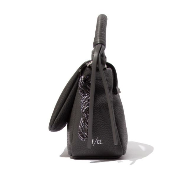 エフシーイー FCE TECH LEATHER MINI POUCH エフシーイー テックレザーミニポーチ FEL37252B0001 エコテックレザー 2WAY仕様 脱着式 高級感 レザー紐ハンドル コンパクト収納 軽量 耐久性 型崩れしにくいミニバッグ  (20250818)