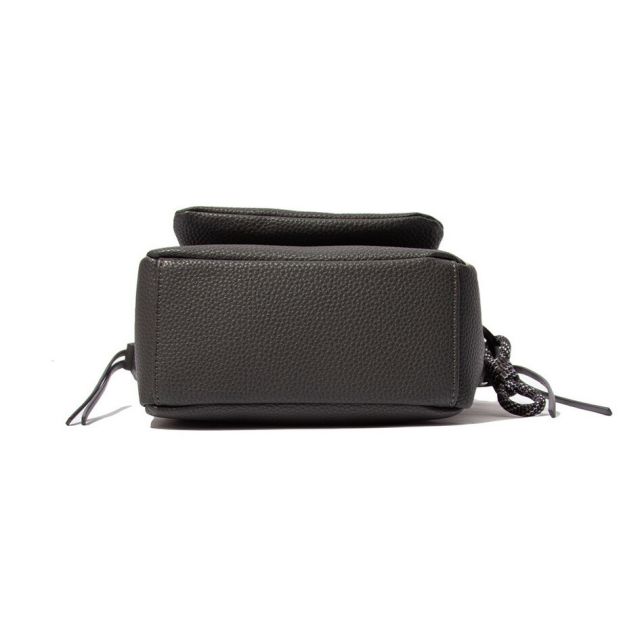 エフシーイー FCE TECH LEATHER MINI POUCH エフシーイー テックレザーミニポーチ FEL37252B0001 エコテックレザー 2WAY仕様 脱着式 高級感 レザー紐ハンドル コンパクト収納 軽量 耐久性 型崩れしにくいミニバッグ  (20250818)
