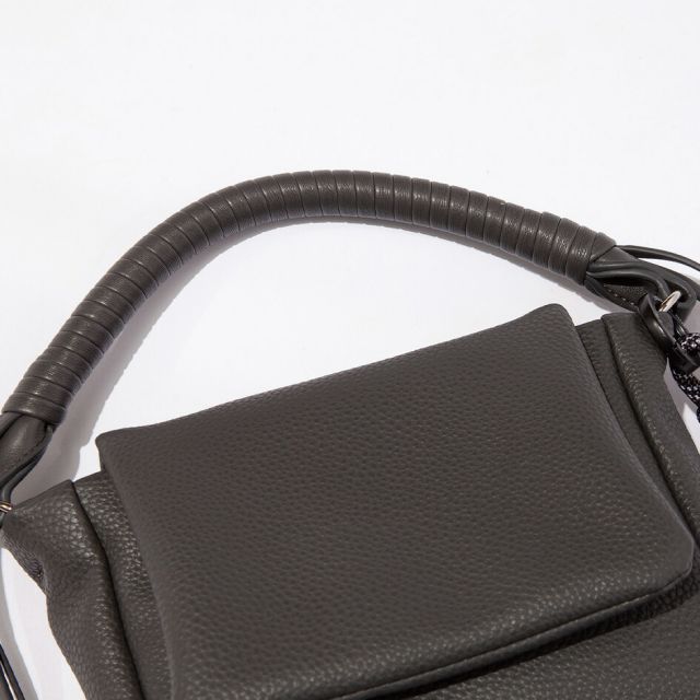 エフシーイー FCE TECH LEATHER MINI POUCH エフシーイー テックレザーミニポーチ FEL37252B0001 エコテックレザー 2WAY仕様 脱着式 高級感 レザー紐ハンドル コンパクト収納 軽量 耐久性 型崩れしにくいミニバッグ  (20250818)