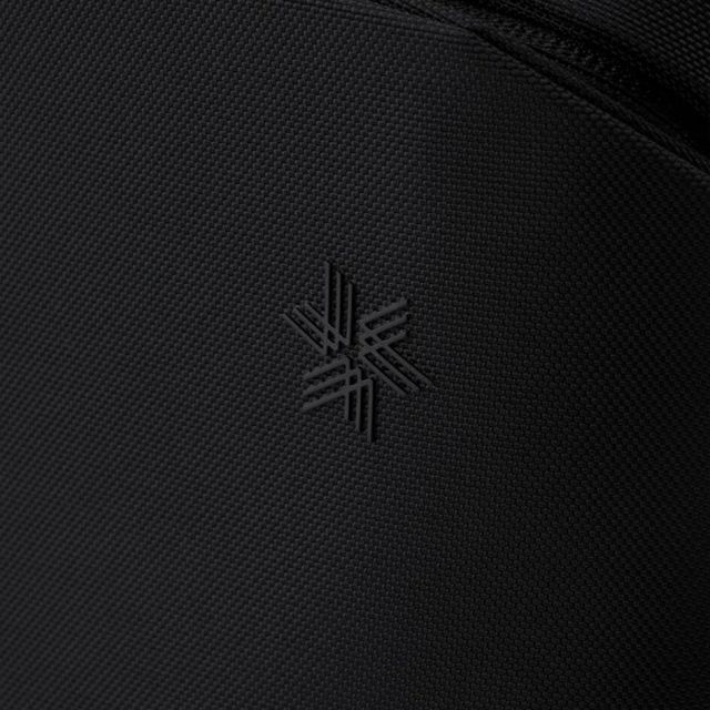 ゴールドウィン GOLDWIN GL94590 GW DAY PACK デイパック 20L リュック ビジネス対応 ユニセックス PC収納 自立構造 立体構造ハーネス 出張 旅行 通勤 通学 840Dリサイクルナイロン製 スマート設計 リサイクルナイロン ブラック×ブラック