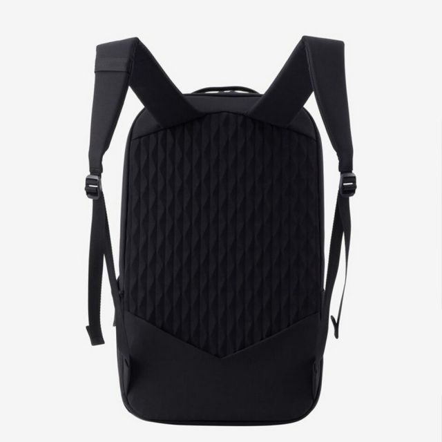 ゴールドウィン GOLDWIN GL94590 GW DAY PACK デイパック 20L リュック ビジネス対応 ユニセックス PC収納 自立構造 立体構造ハーネス 出張 旅行 通勤 通学 840Dリサイクルナイロン製 スマート設計 リサイクルナイロン ブラック×ブラック