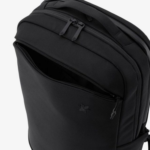 ゴールドウィン GOLDWIN GL94590 GW DAY PACK デイパック 20L リュック ビジネス対応 ユニセックス PC収納 自立構造 立体構造ハーネス 出張 旅行 通勤 通学 840Dリサイクルナイロン製 スマート設計 リサイクルナイロン ブラック×ブラック