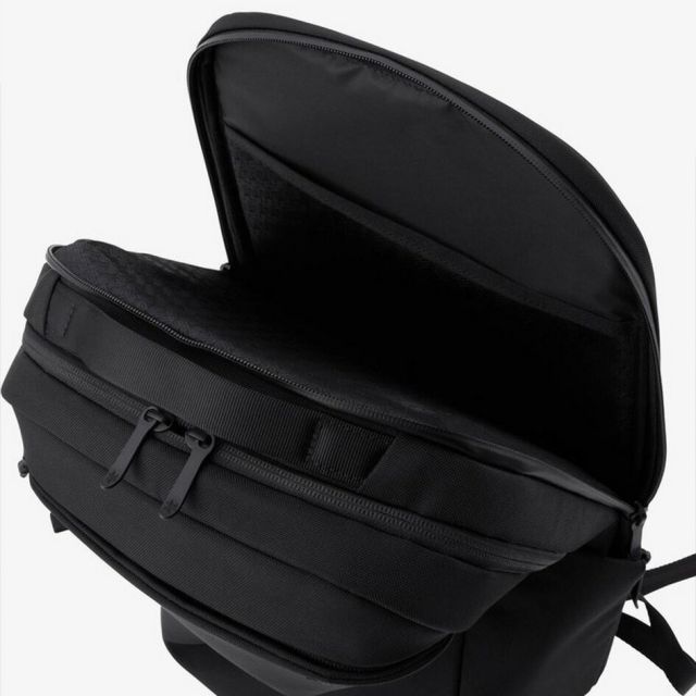 ゴールドウィン GOLDWIN GL94590 GW DAY PACK デイパック 20L リュック ビジネス対応 ユニセックス PC収納 自立構造 立体構造ハーネス 出張 旅行 通勤 通学 840Dリサイクルナイロン製 スマート設計 リサイクルナイロン ブラック×ブラック