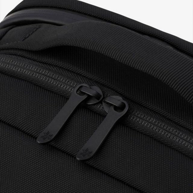 ゴールドウィン GOLDWIN GL94590 GW DAY PACK デイパック 20L リュック ビジネス対応 ユニセックス PC収納 自立構造 立体構造ハーネス 出張 旅行 通勤 通学 840Dリサイクルナイロン製 スマート設計 リサイクルナイロン ブラック×ブラック