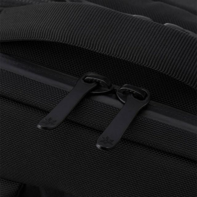 ゴールドウィン GOLDWIN GL94590 GW DAY PACK デイパック 20L リュック ビジネス対応 ユニセックス PC収納 自立構造 立体構造ハーネス 出張 旅行 通勤 通学 840Dリサイクルナイロン製 スマート設計 リサイクルナイロン ブラック×ブラック